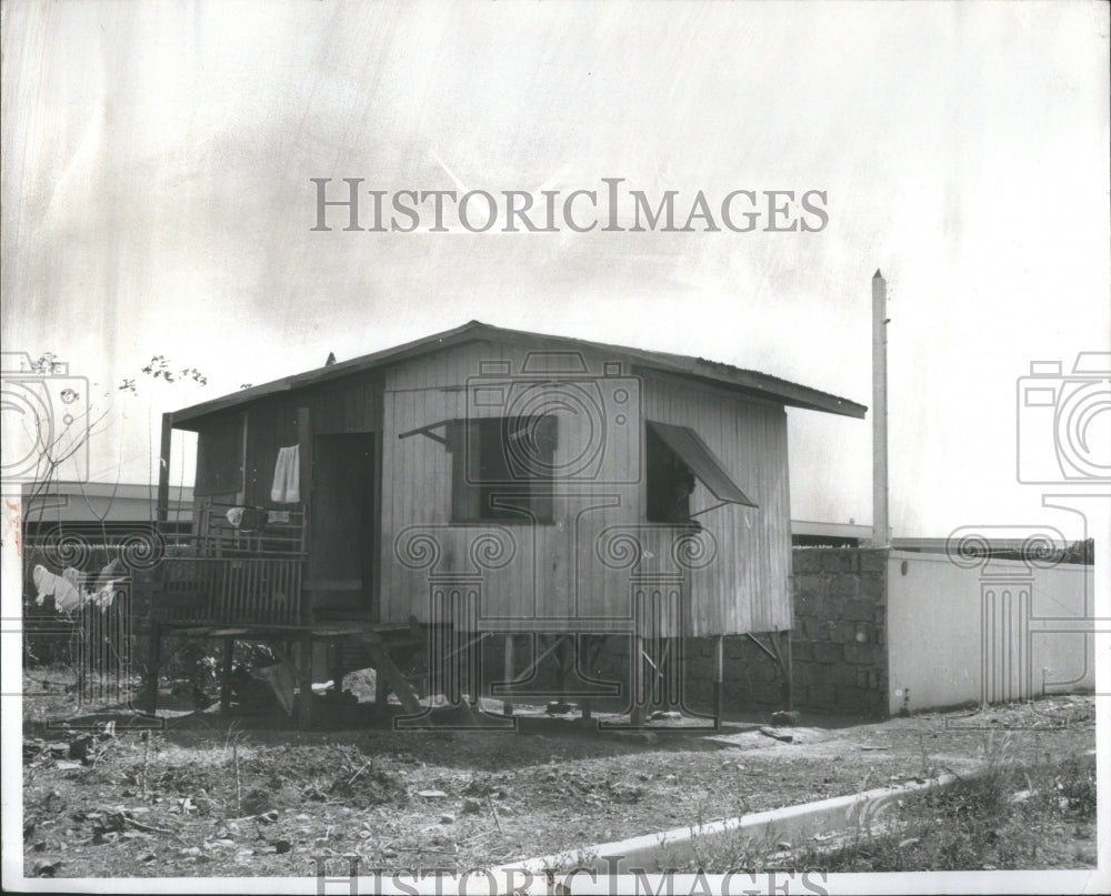 1996 Press Photo Owner Privae Bungalow Philippines