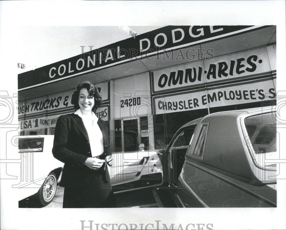 1983 Press Photo Moureen Standifer Manager Car