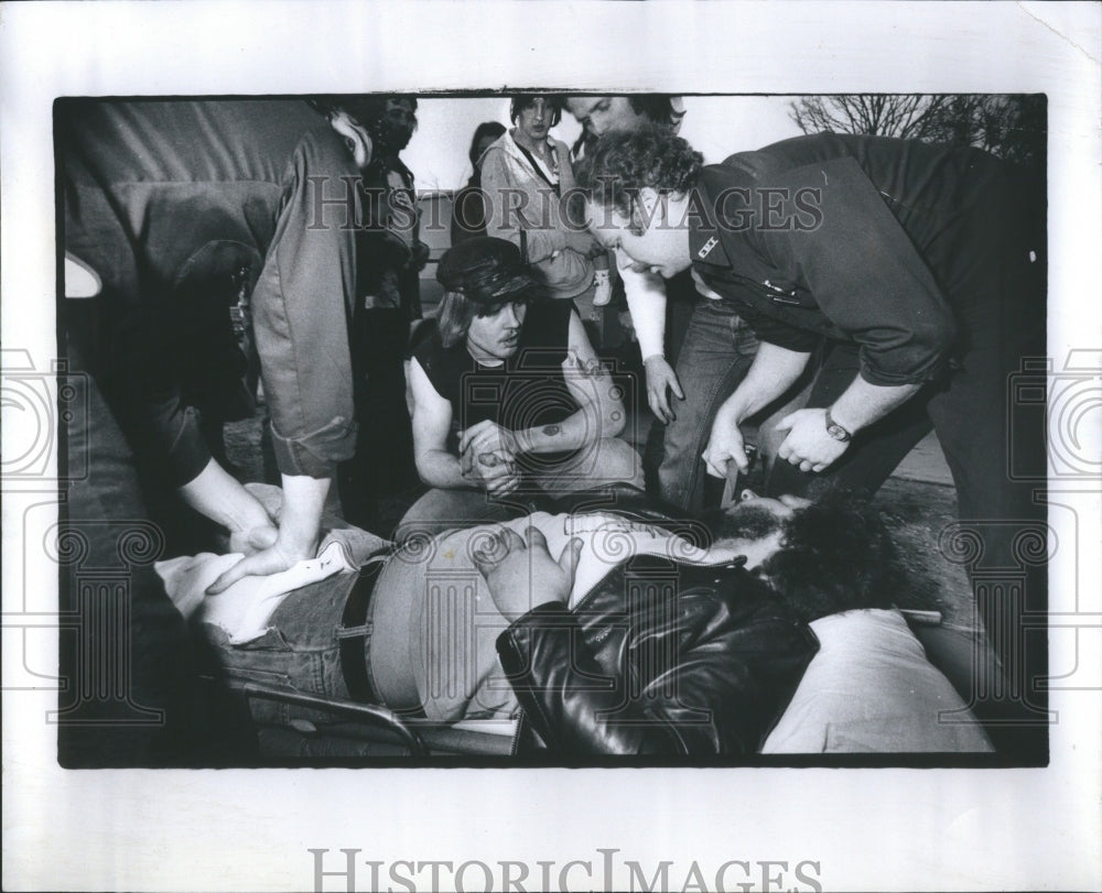 1979 Press Photo Peramedics help stabbed man