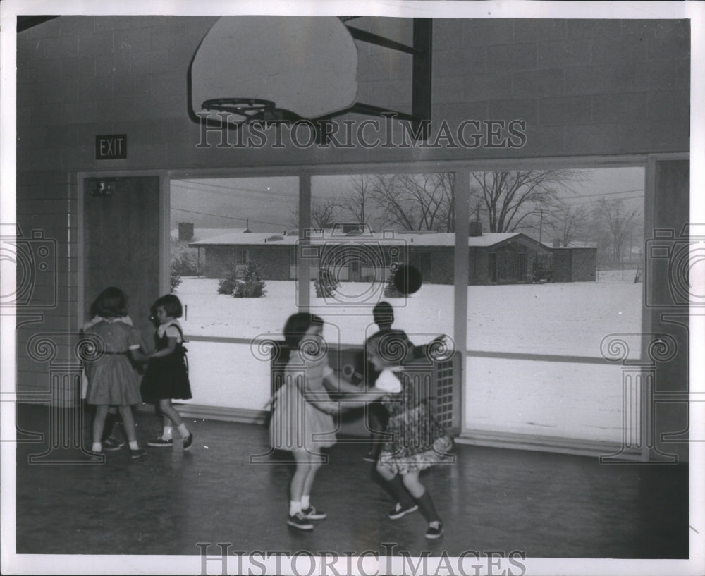 1955 Press Photo Scool Universities Gp Kids Playing