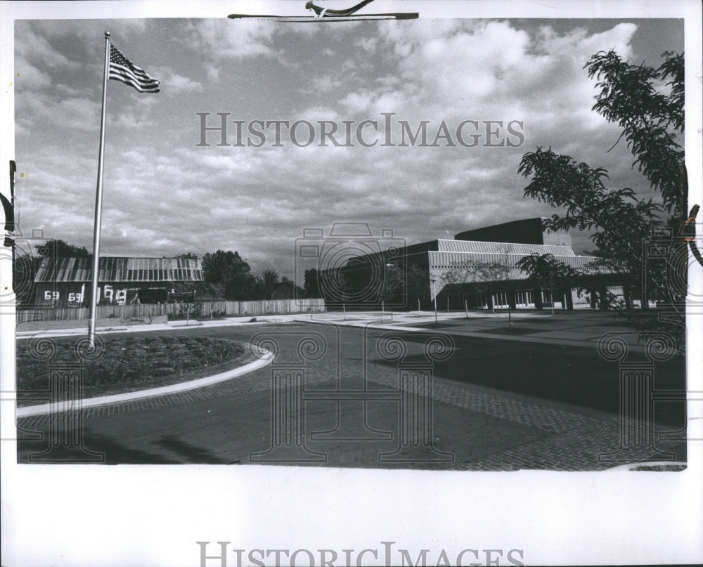 1969 Press Photo Grosse Pointe High School/ parking lot