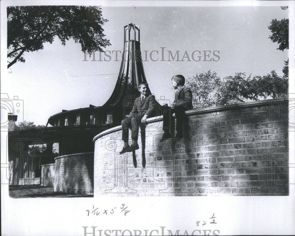 1965 Press Photo Church Unitarianism Boys Wall Sitting