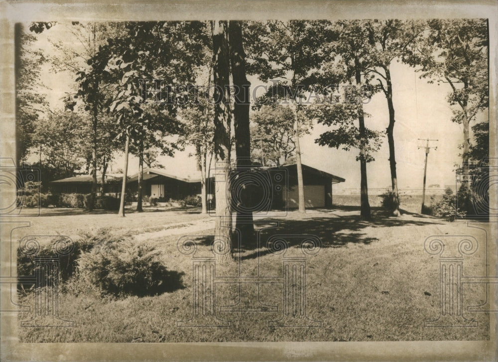 1968 Press Photo Trees Grass Houses