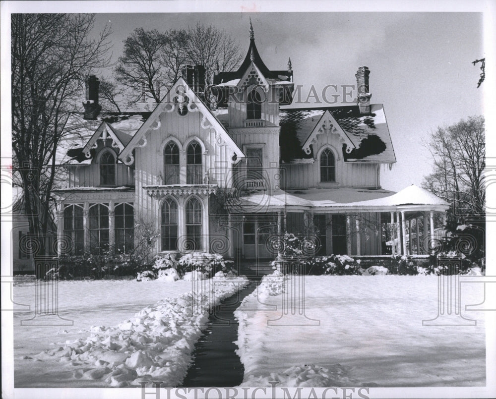 1966 Press Photo House in E. River Road, Michigan Ile