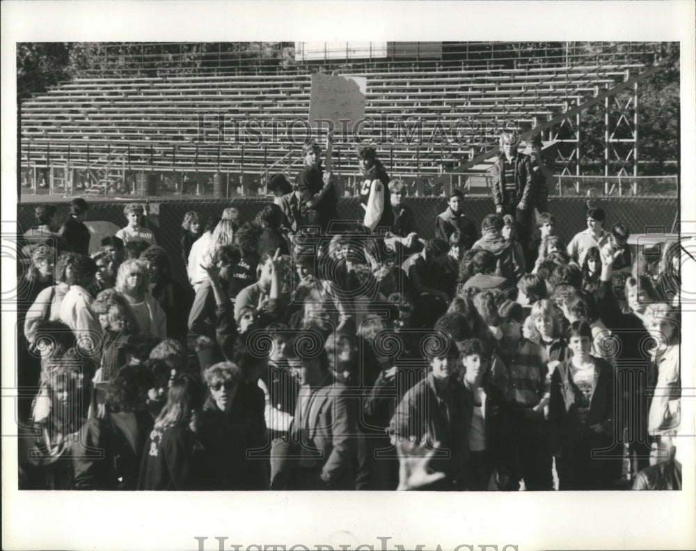 1986 Press Photo Students Walkout at Carlson High