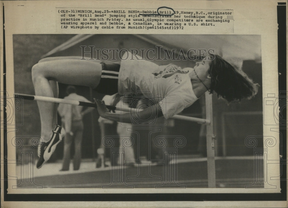 1972 Press Photo Debbie Brill Bend Jumping Style