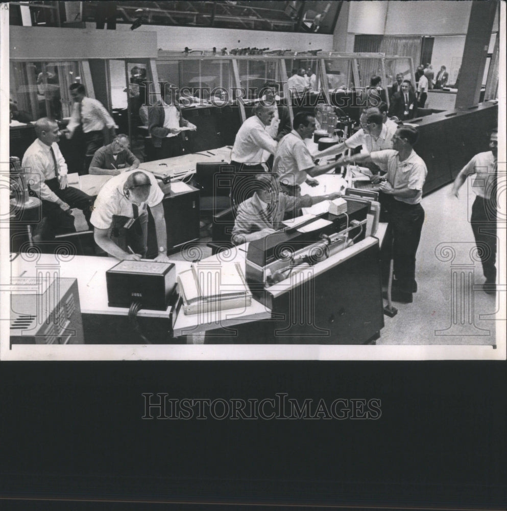 1964 Press Photo Scientist joy about Ranger 7 hit moon