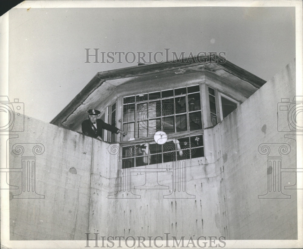 1942 Press Photo Guard Kelley Jones Guard herman Kross