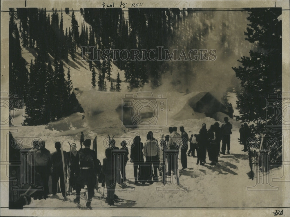 1947 Press Photo Bucket Bridge Dutt Pass Kishelter Love