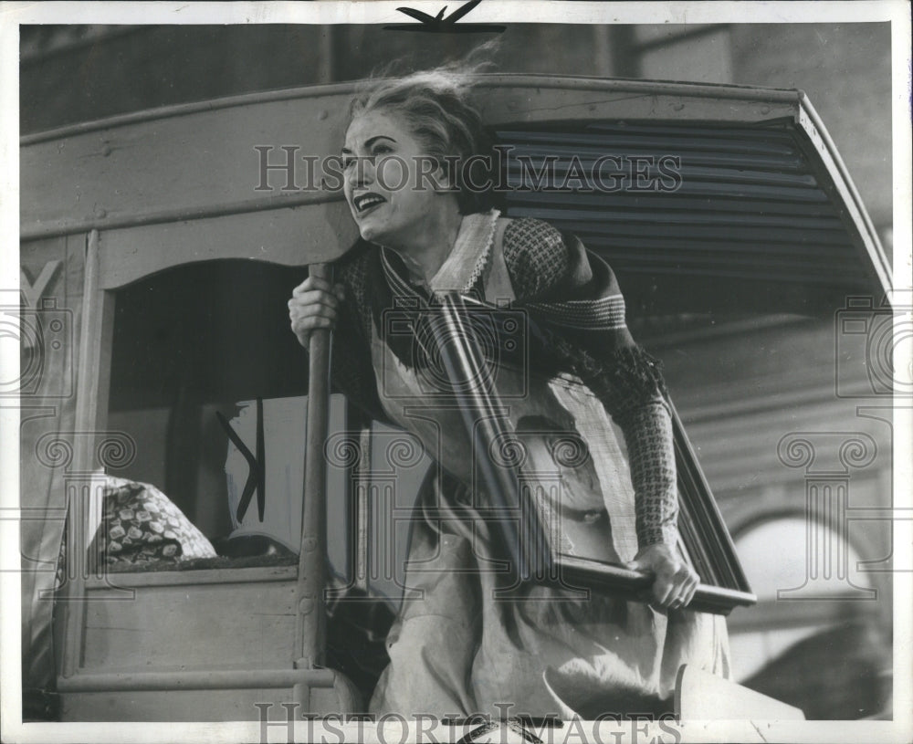 1938 Press Photo Mrs O&#39;Leary Laundary Wagon Alice Brady