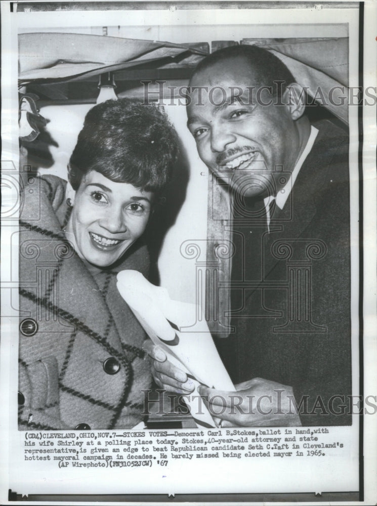 1967 Press Photo Democrat Carl B.Strokes Hand Wife