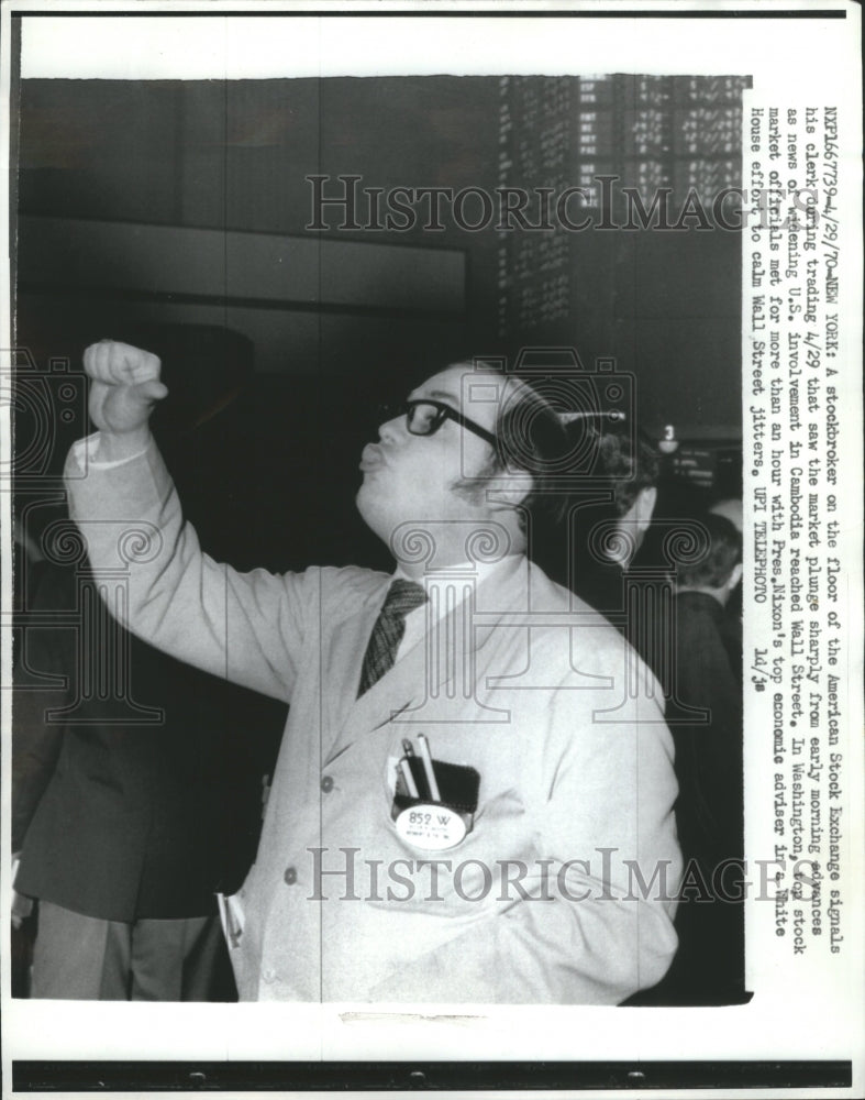 1970 Press Photo American Stock Exchange Wall Clerk