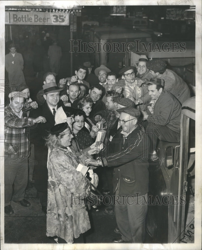 1956 Press Photo Sun Times Hungarian Relief