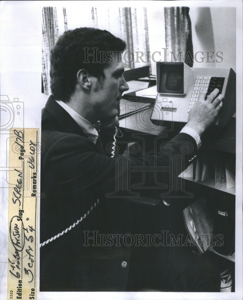 1974 Press Photo Tom Stiener Brokers Quote Machine