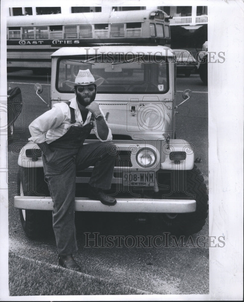 1977 Press Photo Bob Stock Designer Car Road