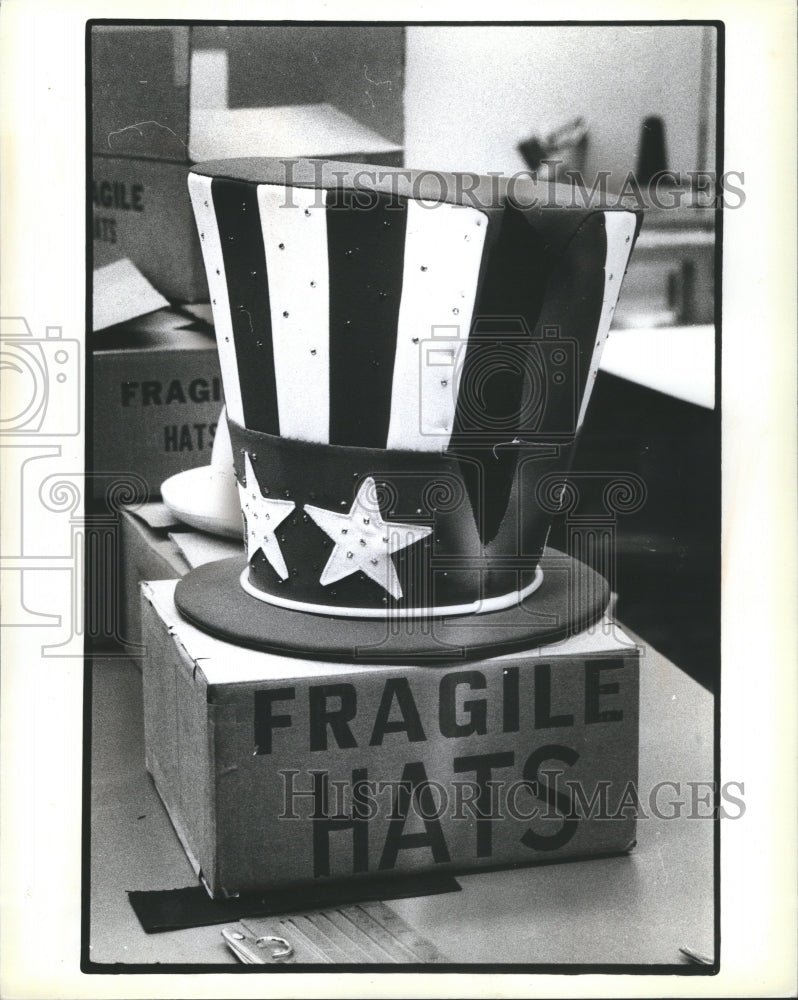 1983 Press Photo Eugs Bunny Hat Trade Mark Park