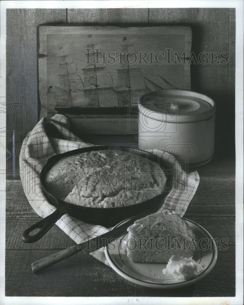 1967 Press Photo Southern Corn Bread Yankee Food Table