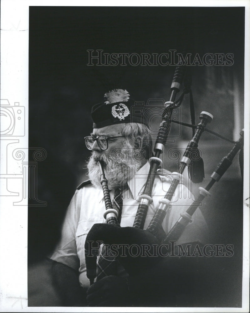 1986 Press Photo Man playing bagpipes.