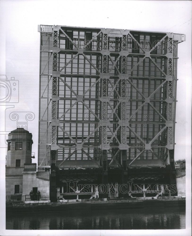 1955 Press Photo Bridge Structure Body Obstacle Design