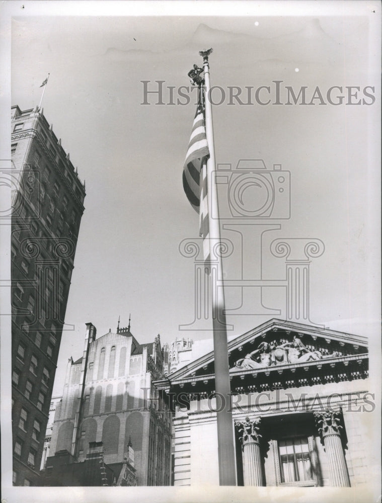 1937 Press Photo Legion Naire climbed the top flagpole