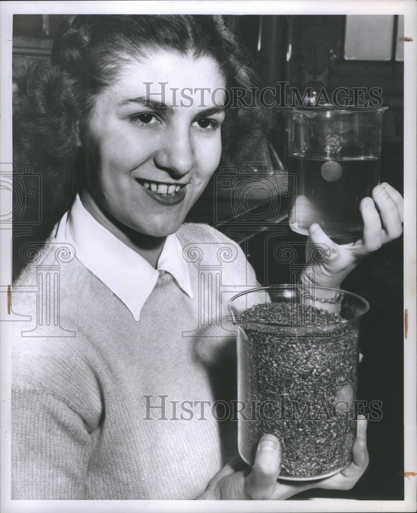 1945 Press Photo Falx Seeeds Edge Water Pure Pound