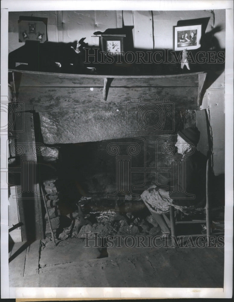 1948 Press Photo Mrs. Ida Owen&#39;s fireplace.