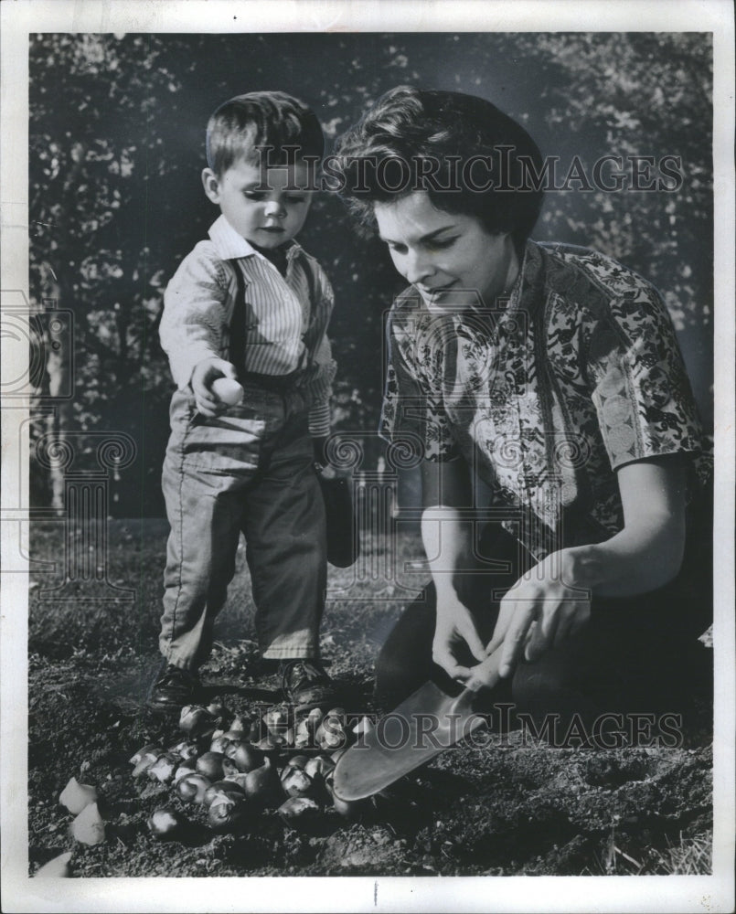 1968 Press Photo Flowers Mother Child Harvesting