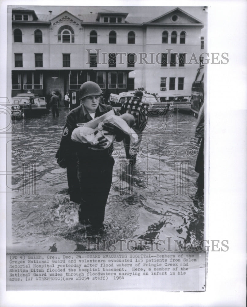 1964 Press Photo Members of the National Guard evacuate