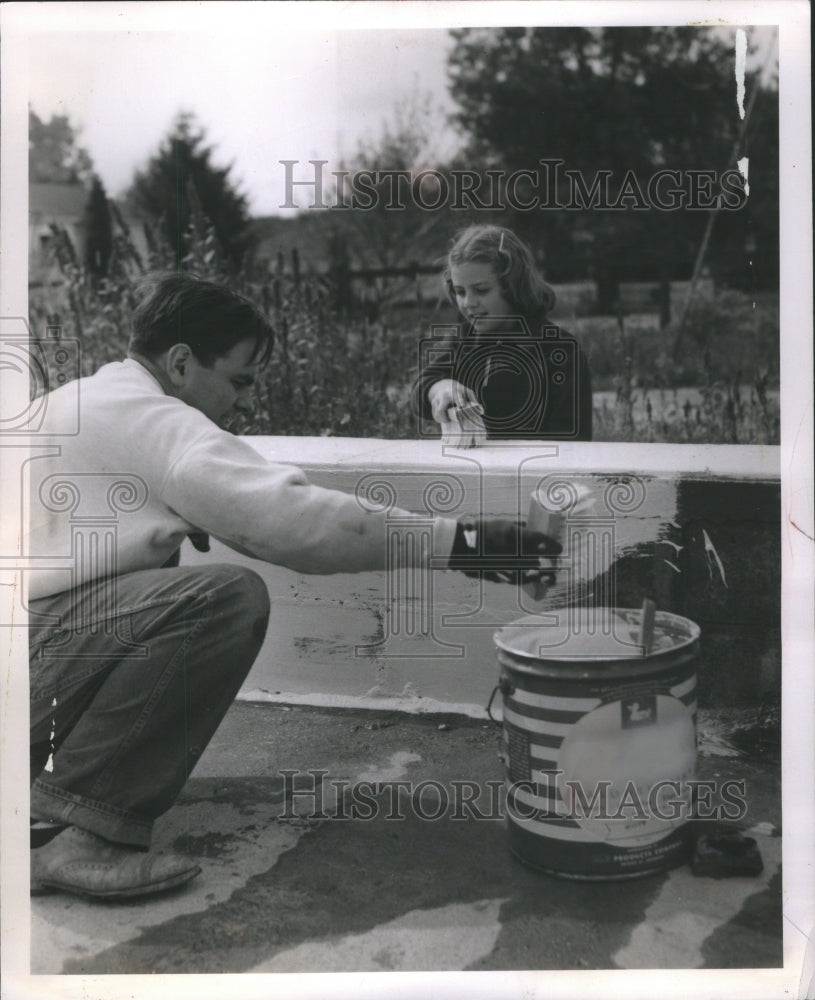 1952 Press Photo Youngsters Balmy Summer Beach Dad Fun