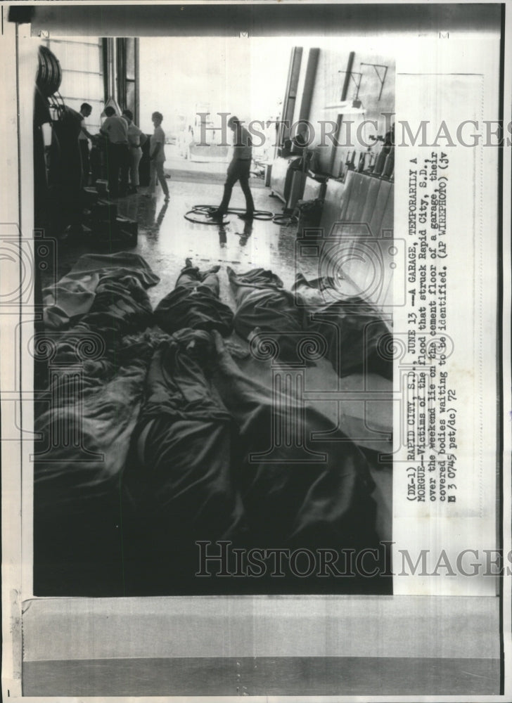 1972 Press Photo A garage serve as a temporary morgue