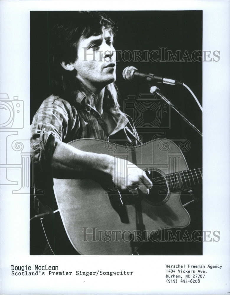 1993 Press Photo Dougie MacLean playing guitar