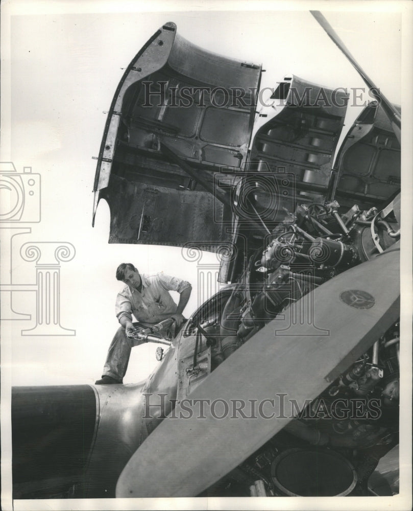 1948 Press Photo Oiling a trans Atlantic plane.