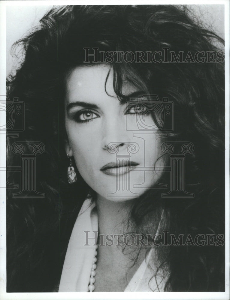 1987 Press Photo Kristie Louise Alley Award Emmy Globe