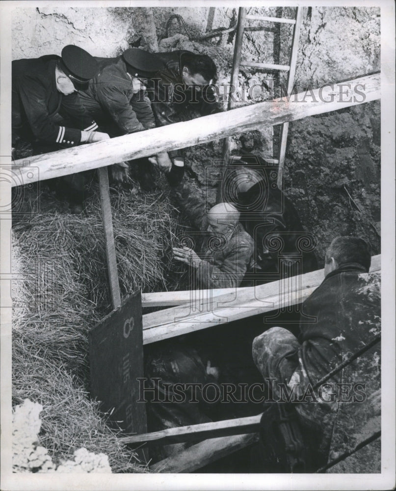 1963 Press Photo Fireman Jesse Maris Cave