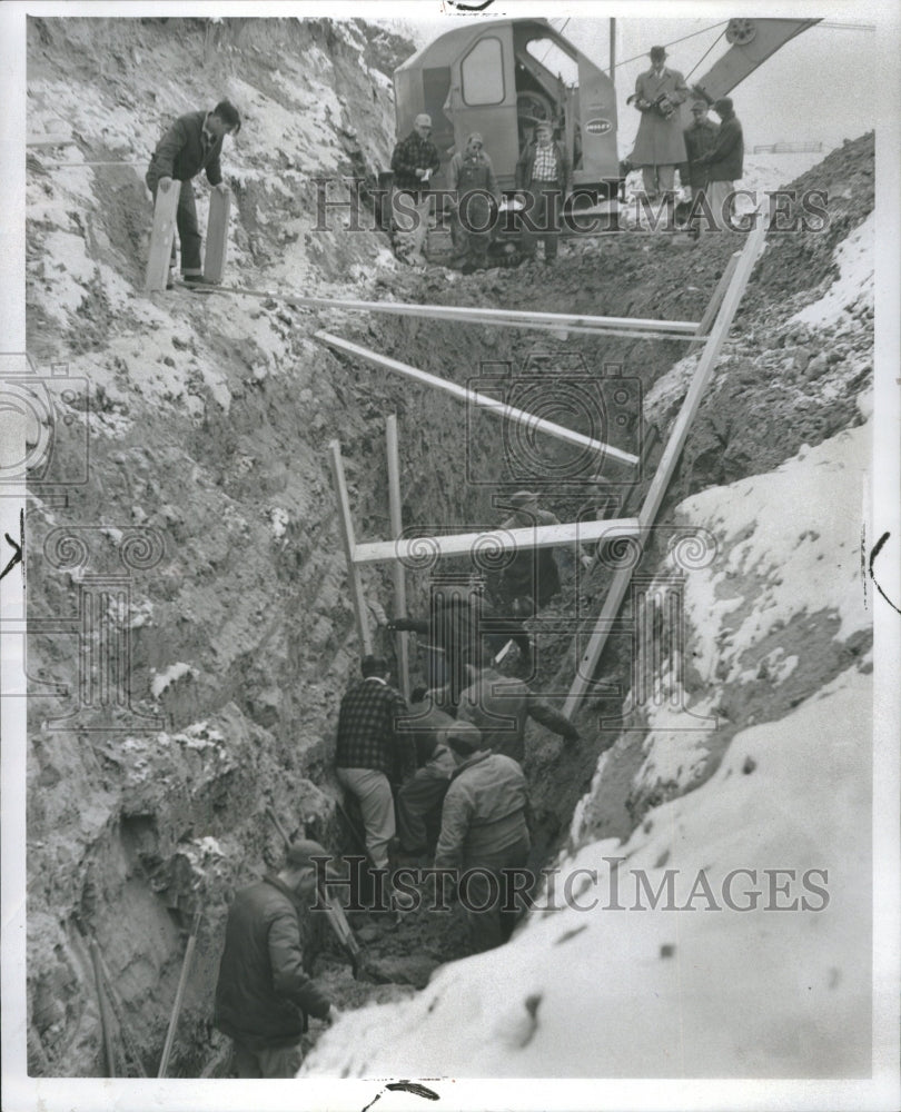 1956 Press Photo Cave in perils rescuers.