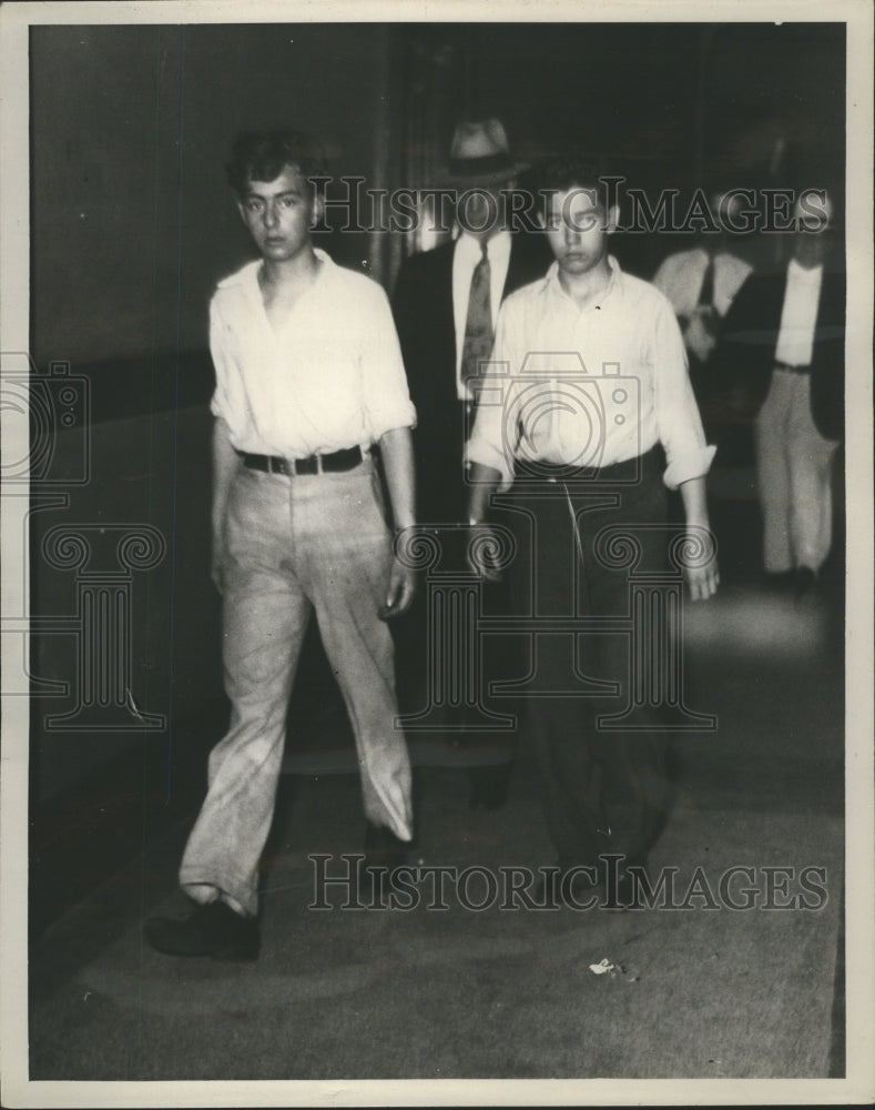 1933 Press Photo Artist Tear BAck Line Photograph