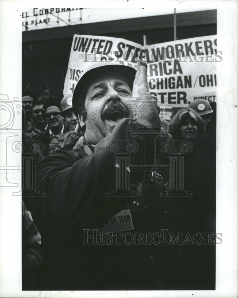 1982 Press Photo Madden McLouth steel worker at rally.