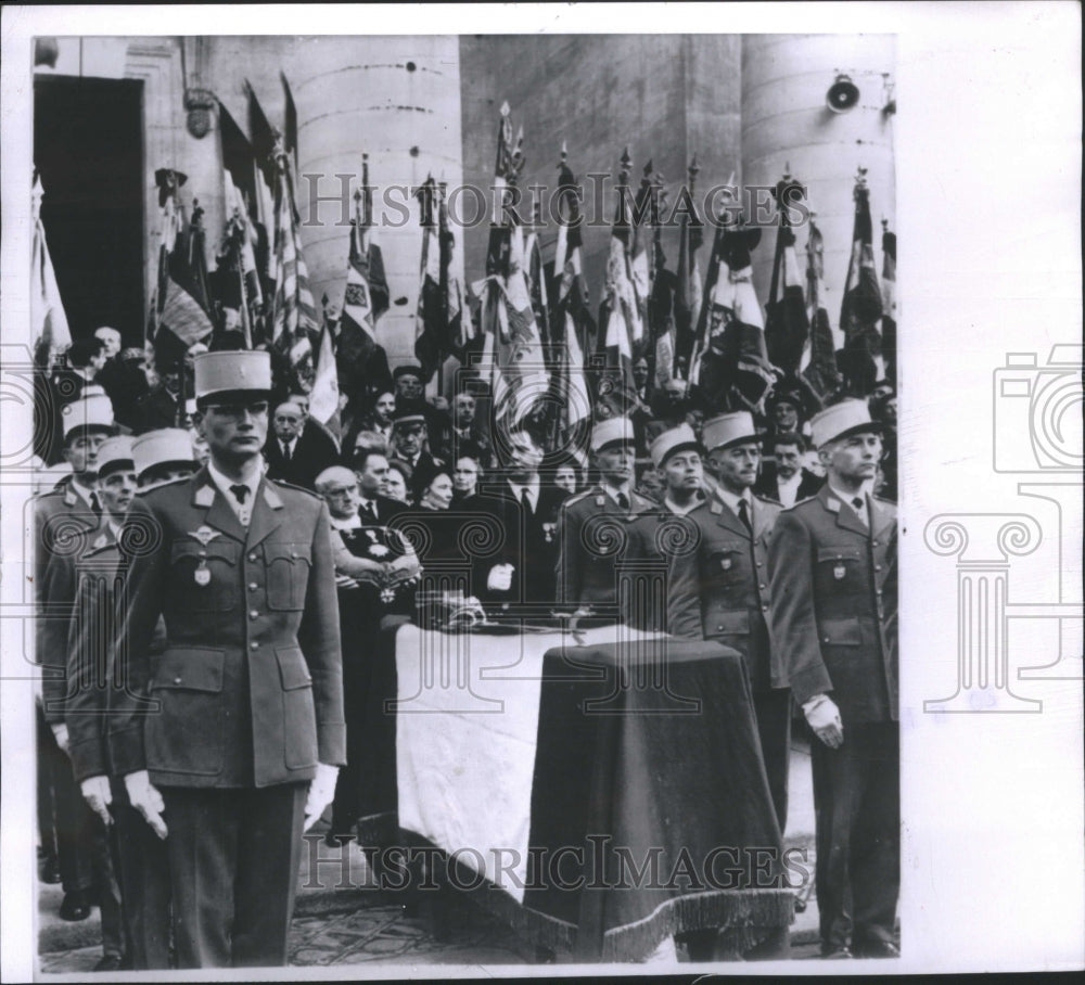 1965 Press Photo Troop at coffin of general