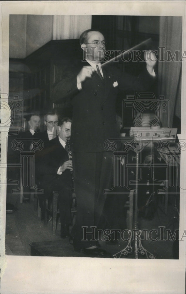 1934 Press Photo Murdoch Macdonald conducting