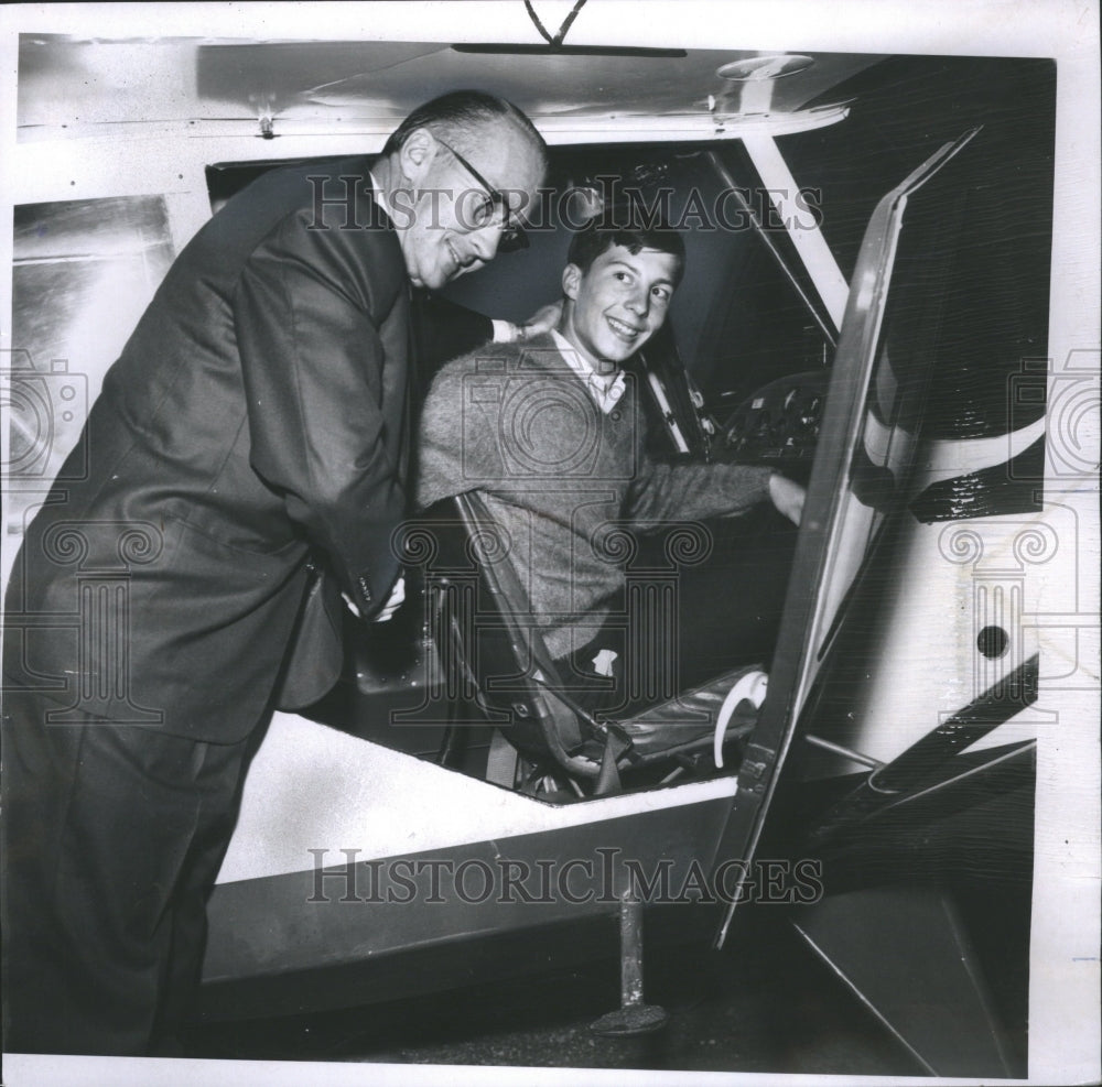 1965 Press Photo Dr. Otis McKinley &amp; Son Ray Fly Plane