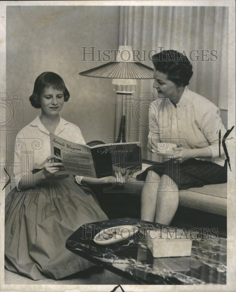 1958 Press Photo Mrs Farr and daughter Pat