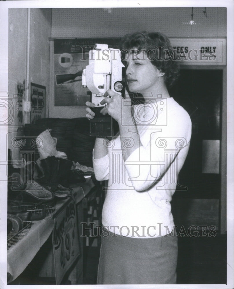 1959 Press Photo Jo Anne Thomas looking in a scope