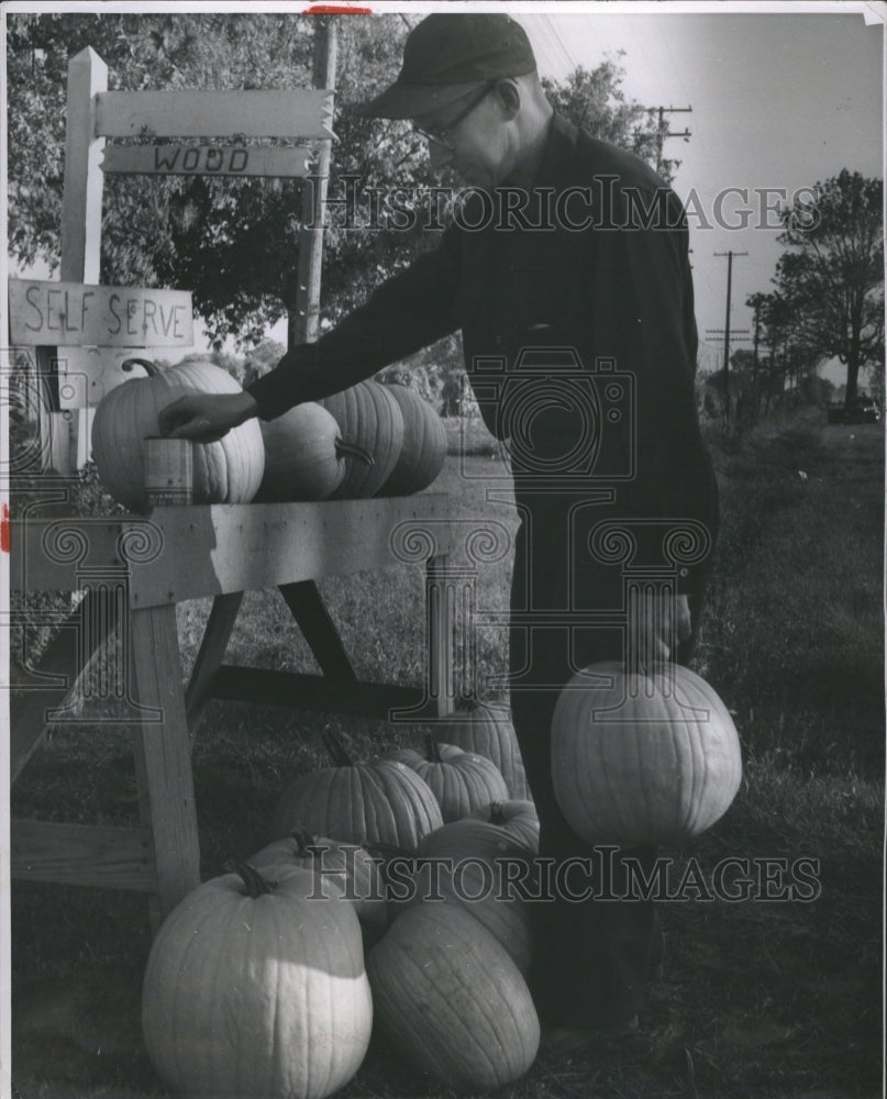 1953 Press Photo Self Sevice Fruit Stand Holds Honesty