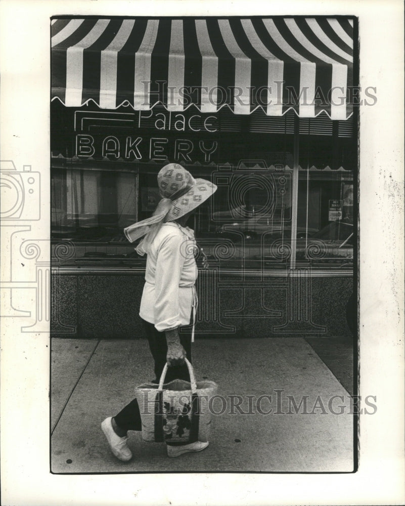 1981 Press Photo Woman pass remodeled bakery, Hamtramck