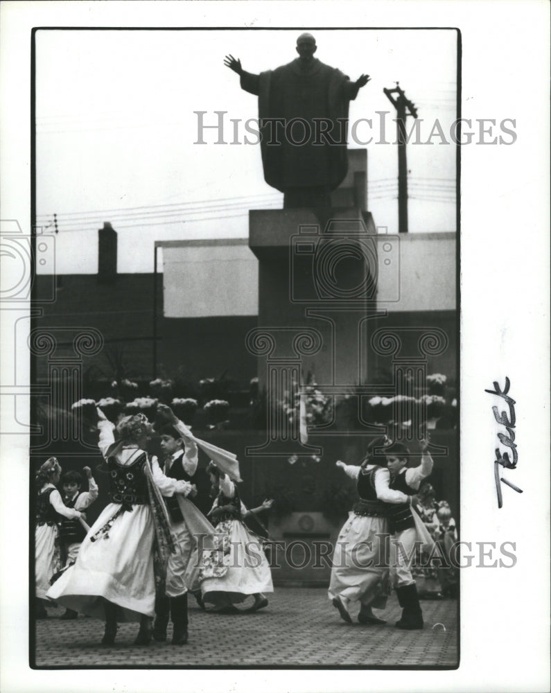 1987 Press Photo Polish dancing at Pope&#39;s statue