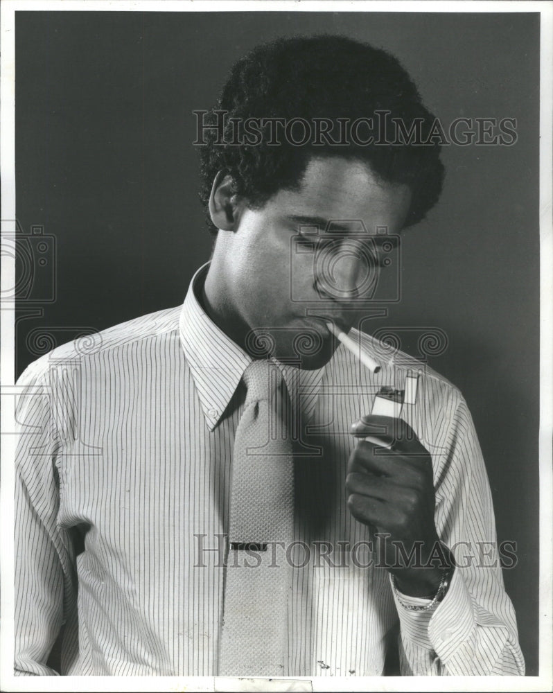 1980 Press Photo Cigerret Smoking Liter Man