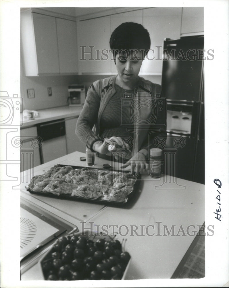 1985 Press Photo Heidi Stein Garnishing Naudressev Food