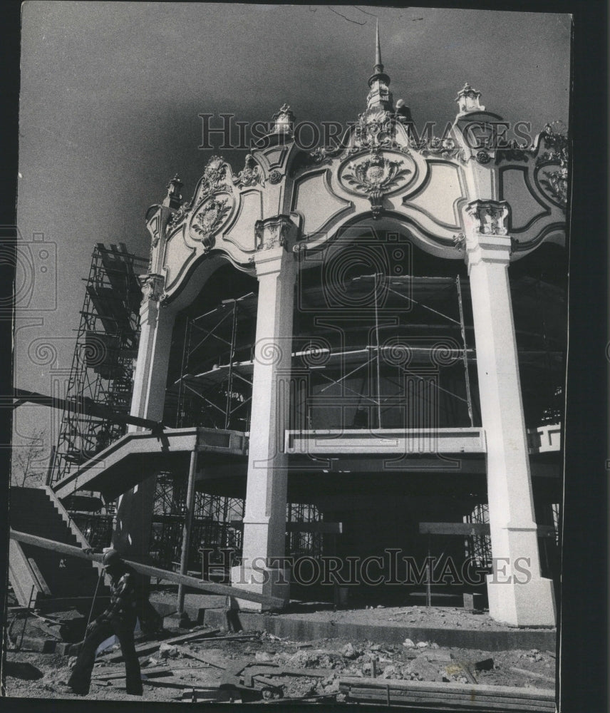 1975 Press Photo World largest carousel in construction