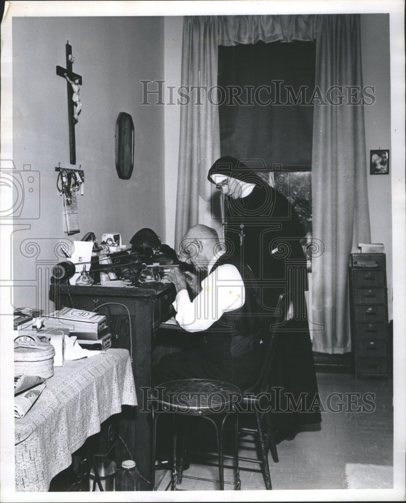 1964 Press Photo Nun watch resident work at St. Ann&#39;s