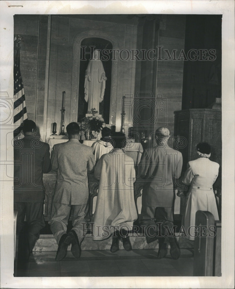 1954 Press Photo Saint Peter&#39;s Church Washington Kneel